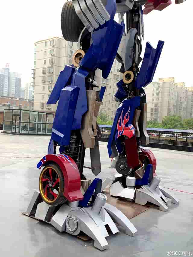 【图】世界第一台法拉利版变形金刚擎天柱诞生