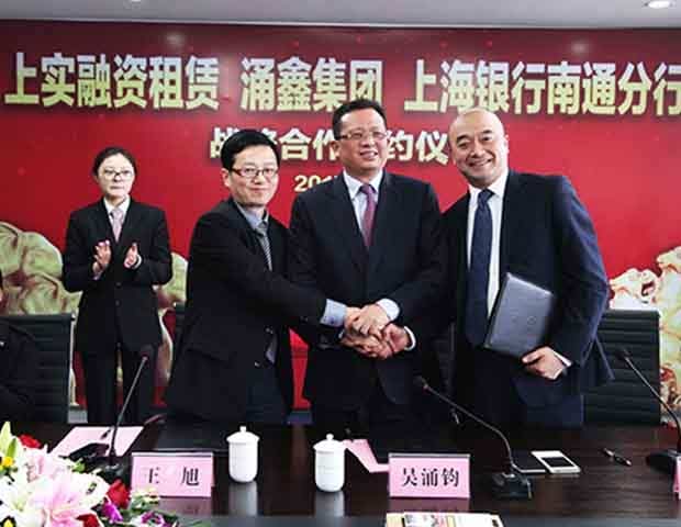 吴涌钧(中)与上实融资租赁有限公司副总裁王旭(左),上海银行南通分行